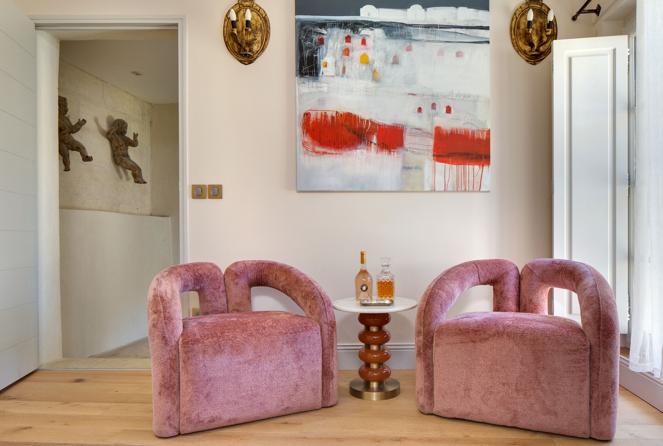 Superior appartement | Woonruimte | Een 80-cm smart-tv met satellietzenders, een tabletcomputer en Netflix