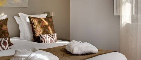 CLEMENT VII Spa & Fitness avec Balcon et accès au toit terrasse | Draps en coton égyptien, literie de qualité, coffre-fort, décor unique