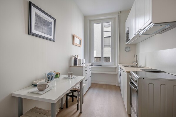 Kühlschrank, Mikrowelle, Ofen, Geschirrspüler