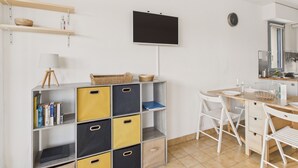 Une cuisine moderne avec des meubles blancs, un plan de travail en bois et une cuisinière intégrée.