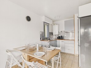 Fridge, microwave, oven, coffee/tea maker - Apartment for 4, 700 m from the Grande Plage (Saint-Gilles-Croix-de-Vie)
