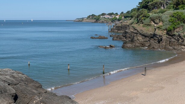 A coastal beach with rocky terrain and a clear view of the sea. - Close to port & beaches - Terrace - House for 5 (Pornic)