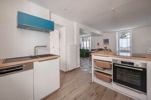 Kühlschrank, Mikrowelle, Ofen, Geschirrspüler