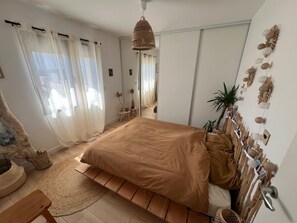 3 chambres, fer et planche à repasser, Wi-Fi, draps fournis