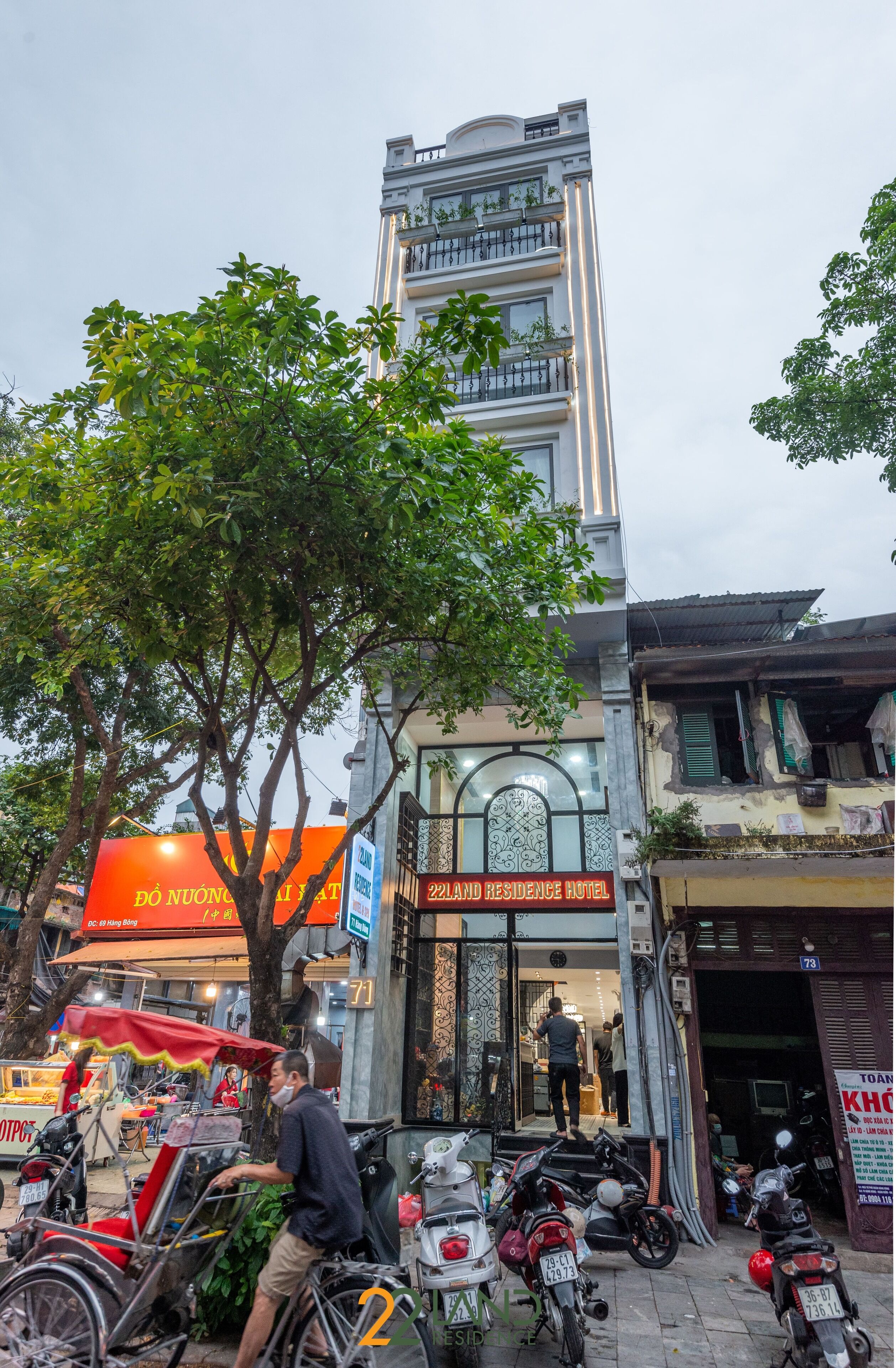 Un immeuble portant une enseigne indiquant « 221 et Hôtel Résidence ».