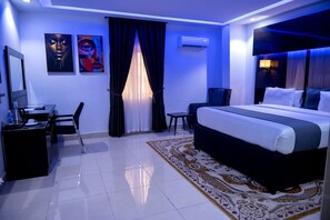 Kamar Eksekutif | Brankas, meja kerja, ruang kerja ramah laptop, dan Wi-Fi gratis
