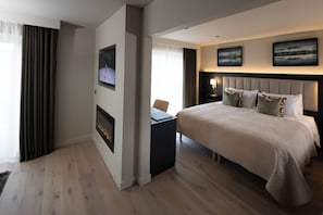 Luxury Suite | Living area | 45-inch flat-screen TV with digital channels, Netflix - House 15 (Kenmare)