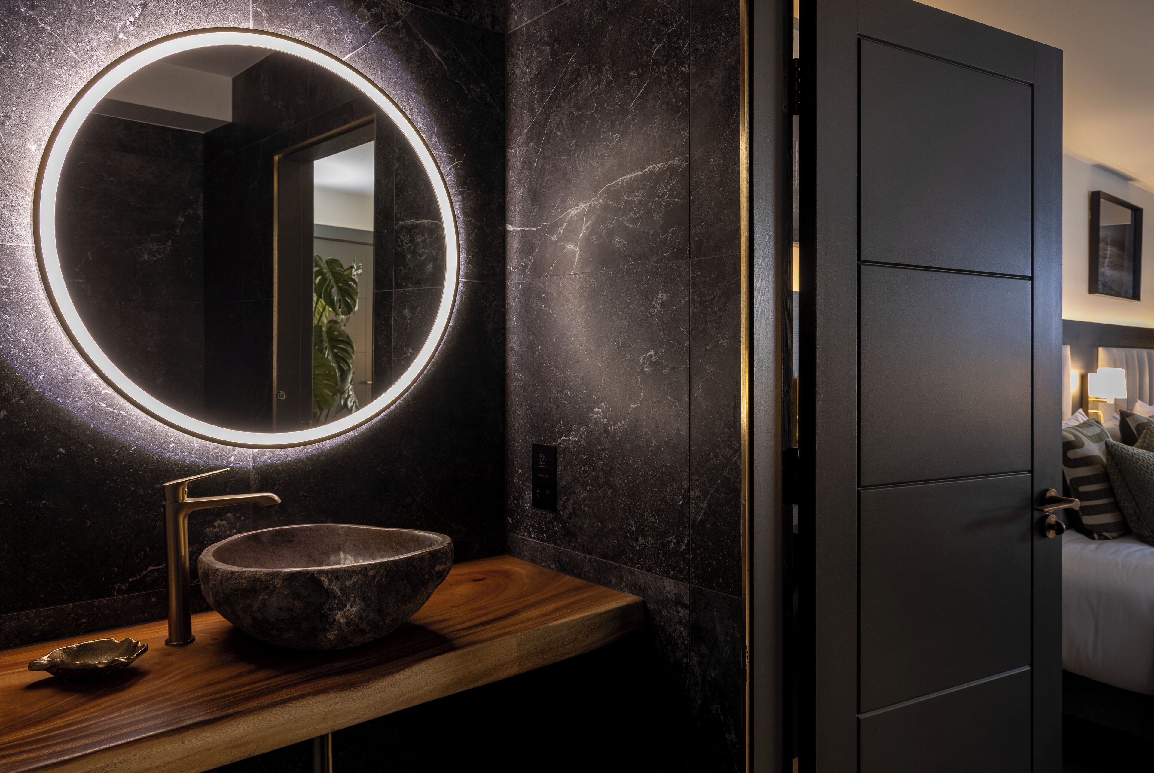 تجهيزات دش، دُش غزير، مستلزمات مجانية للعناية الشخصية، مجففات شعر