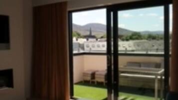 Luksussuite, 1 kingsize-seng | Terrasse/patio