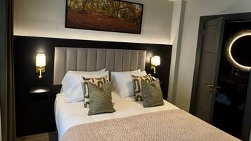 1 sovrum, allergitestade sängkläder, skrivbord och arbetsyta för laptop