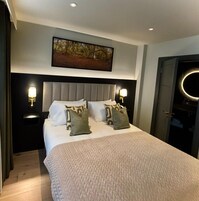 防过敏的被褥、办公桌、笔记本电脑工作区、熨斗/熨衣板