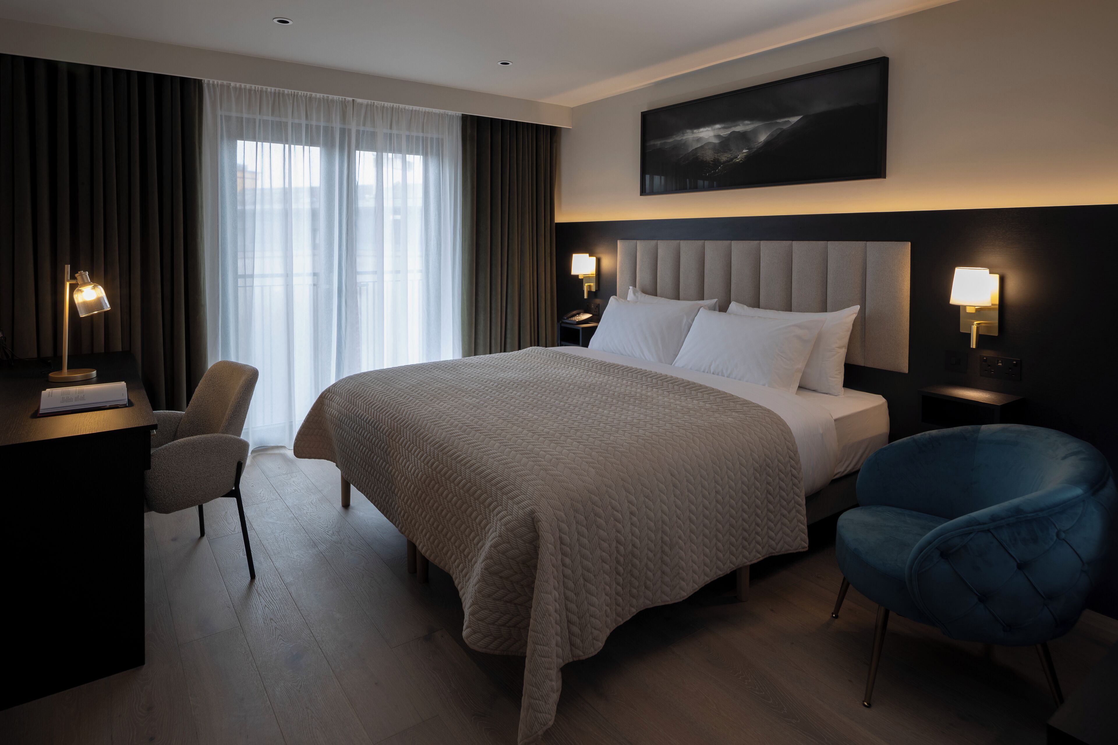 Quarto casal luxo | Roupas de cama antialérgicas, escrivaninha