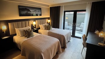 1 bedroom, hypo-allergenic bedding, desk, laptop workspace