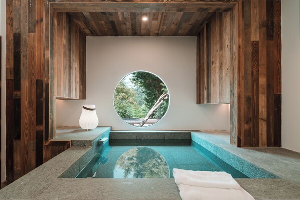 Classic Double Room, Mountain View | Bathroom | Slippers - Emeishan Hetang Yunqi Tangquan Homestay (Leshan)