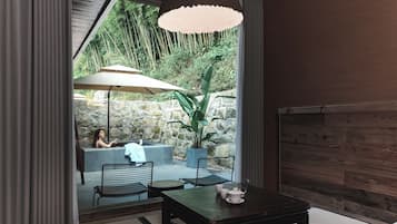 Suite de lujo, vistas a la montaña | Cortinas opacas, tabla de planchar con plancha, wifi gratis