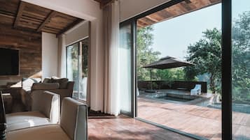 Suite Signature, vista montagna | Tende oscuranti, ferro/asse da stiro, Wi-Fi gratuito