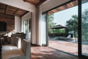 Signature Suite, Mountain View | Blackout drapes, iron/ironing board, free WiFi