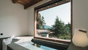 Una habitación con vistas a arquitectura tradicional y una piscina.