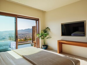 Superior Suite with Panoramic View & Shared Heated Pool | 1 sovrum, värdeförvaringsskåp på rummet och skrivbord