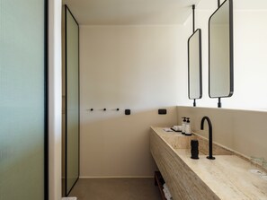 Superior Suite with Panoramic View & Shared Heated Pool | Bathroom | Shower, hair dryer, slippers, towels - Petrablu Mykonos (Mykonos)