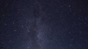 Μια καλύβα καλυμμένη με χιόνι, με το φως να διαχέεται από την είσοδό της, περιτριγυρισμένη από χιόνι και κάτω από ένα αστρόφωτο νυχτερινό ουρανό.