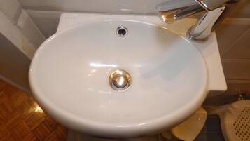 Haartrockner, Handtücher, Seife, Toilettenpapier