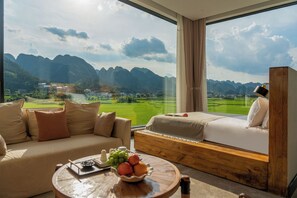 Luxury Twin Room, Hill View | Laptop workspace, blackout drapes, iron/ironing board, free WiFi - Wanfenglin Half Mountain View Hotel (Qianxinan Buyei and Miao)