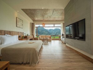 Habitación triple familiar, vistas a la montaña | Espacio para trabajar con un portátil y cortinas opacas