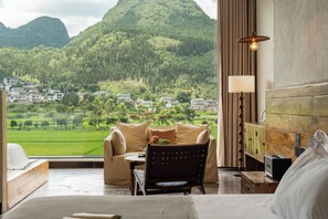 Habitación familiar con 2 camas individuales, vistas a la colina | Espacio para trabajar con un portátil y cortinas opacas