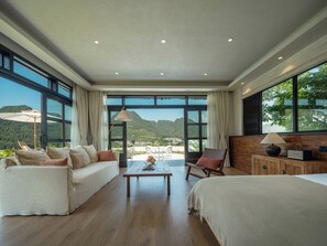 Suite Premier, vistas a la colina | Espacio para trabajar con un portátil y cortinas opacas