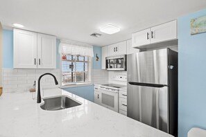 Kühlschrank, Mikrowelle, Ofen, Geschirrspüler