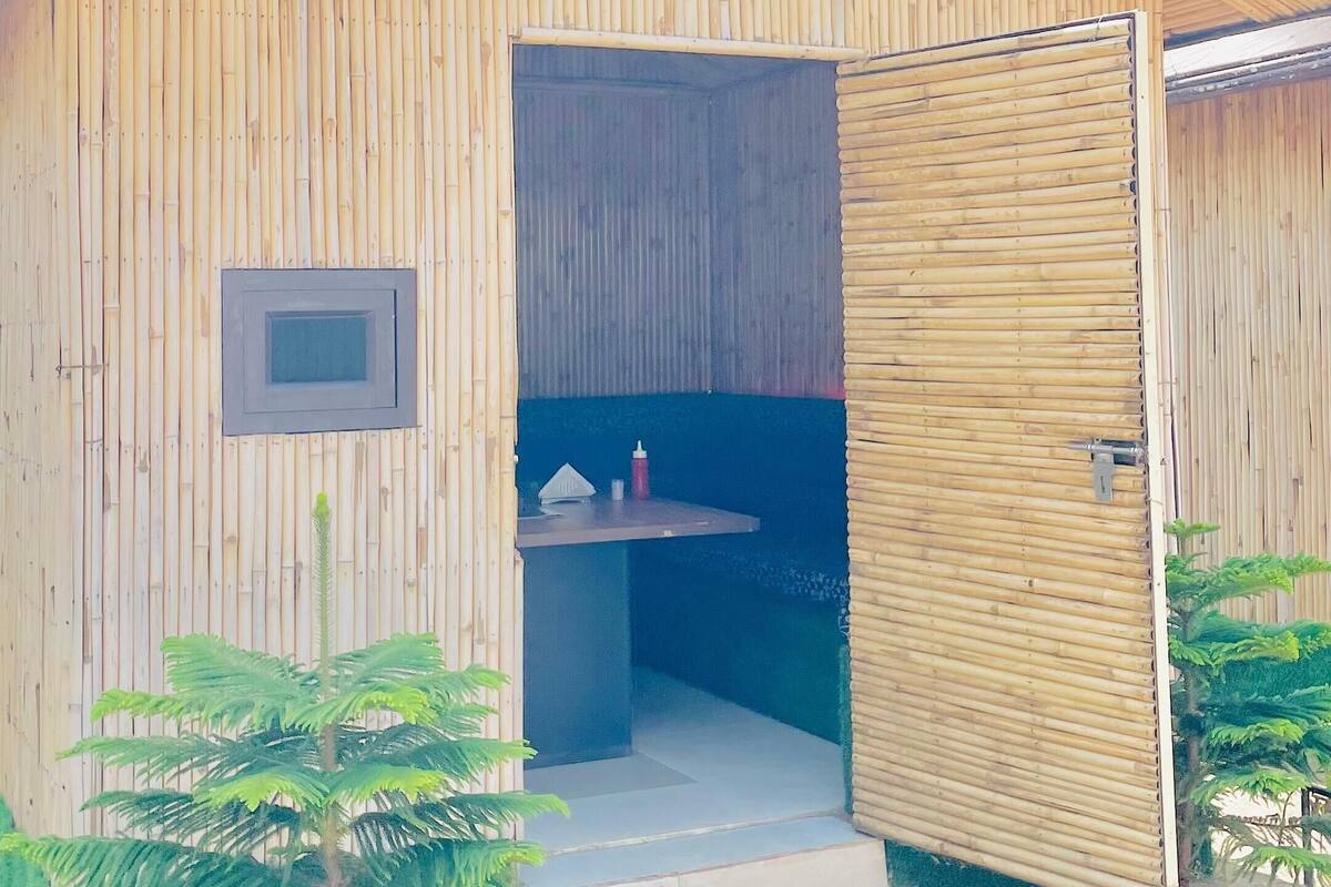 Een houten gebouw met een bord waarop staat 'Good Vibes Only'.
