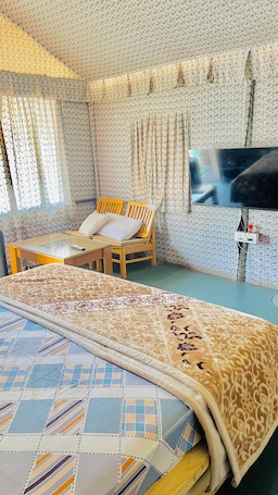 ๋ญ์
๋ฆฌ ํ
ํธ, ๋ฐ์ฝ๋, ๊ฐ ์ ๋ง | 1 ๊ฐ์ ์นจ์ค, ๊ณ ๊ธ ์นจ๊ตฌ, ๋ฏธ๋๋ฐ, ์ฑ
์