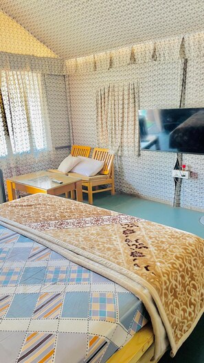 Luxe tent, balkon, uitzicht op rivier | 1 slaapkamer, luxe beddengoed, een minibar, een bureau