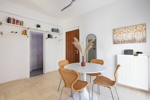 Apartment, 2 Schlafzimmer, Balkon, Stadtblick | Essbereich im Zimmer