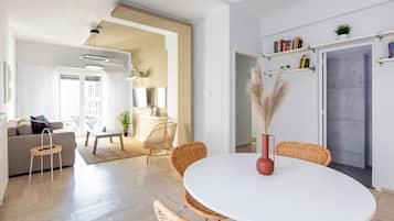 Apartemen, 2 kamar tidur, balkon, pemandangan kota | Makan di kamar