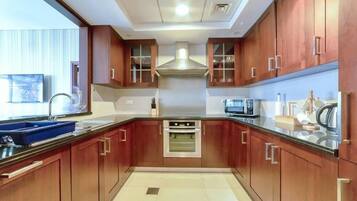 Apartment, Balcony, City View | Private kitchen | Fridge, microwave, oven, stovetop