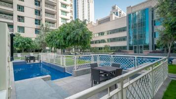 2 outdoor pools