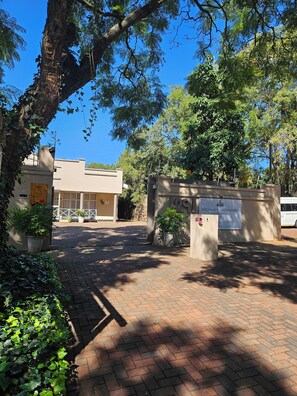 Front of property - Birchway's Backpackers  (Pretoria)