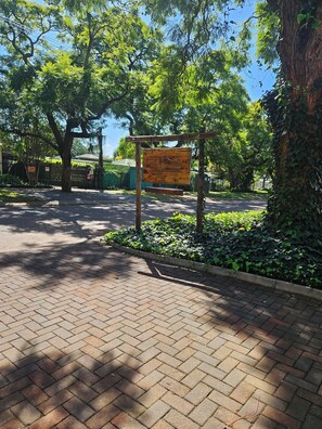 Property grounds - Birchway's Backpackers  (Pretoria)