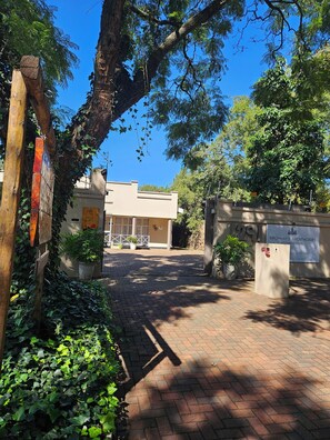 Property grounds - Birchway's Backpackers  (Pretoria)