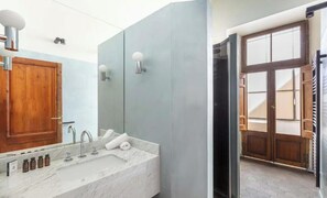 Hair dryer, bidet, towels, soap - Spacious City Retreat Overlooking Rome’s Historic Streets (Roma)