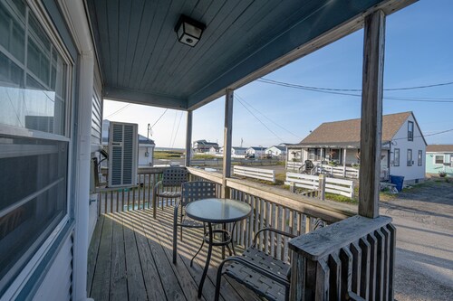 Charming 2-Bedroom Getaway A/C, WIFI, Covered porch just 3 Minutes to the Beach!