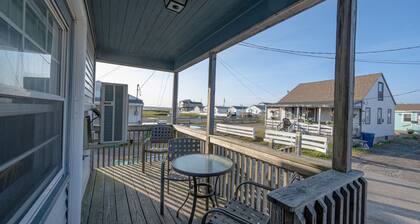 Charming 2-Bedroom Getaway A/C, WIFI, Covered porch just 3 Minutes to the Beach!