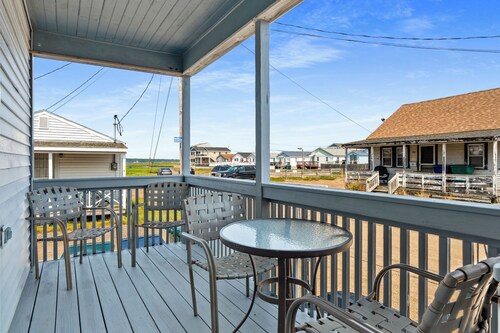 Charming 2-Bedroom Getaway A/C, WIFI, Covered porch just 3 Minutes to the Beach!