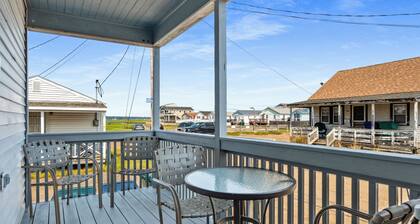Charming 2-Bedroom Getaway A/C, WIFI, Covered porch just 3 Minutes to the Beach!