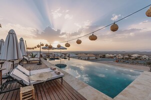 2 piscines extérieures, parasols de plage, chaises longues