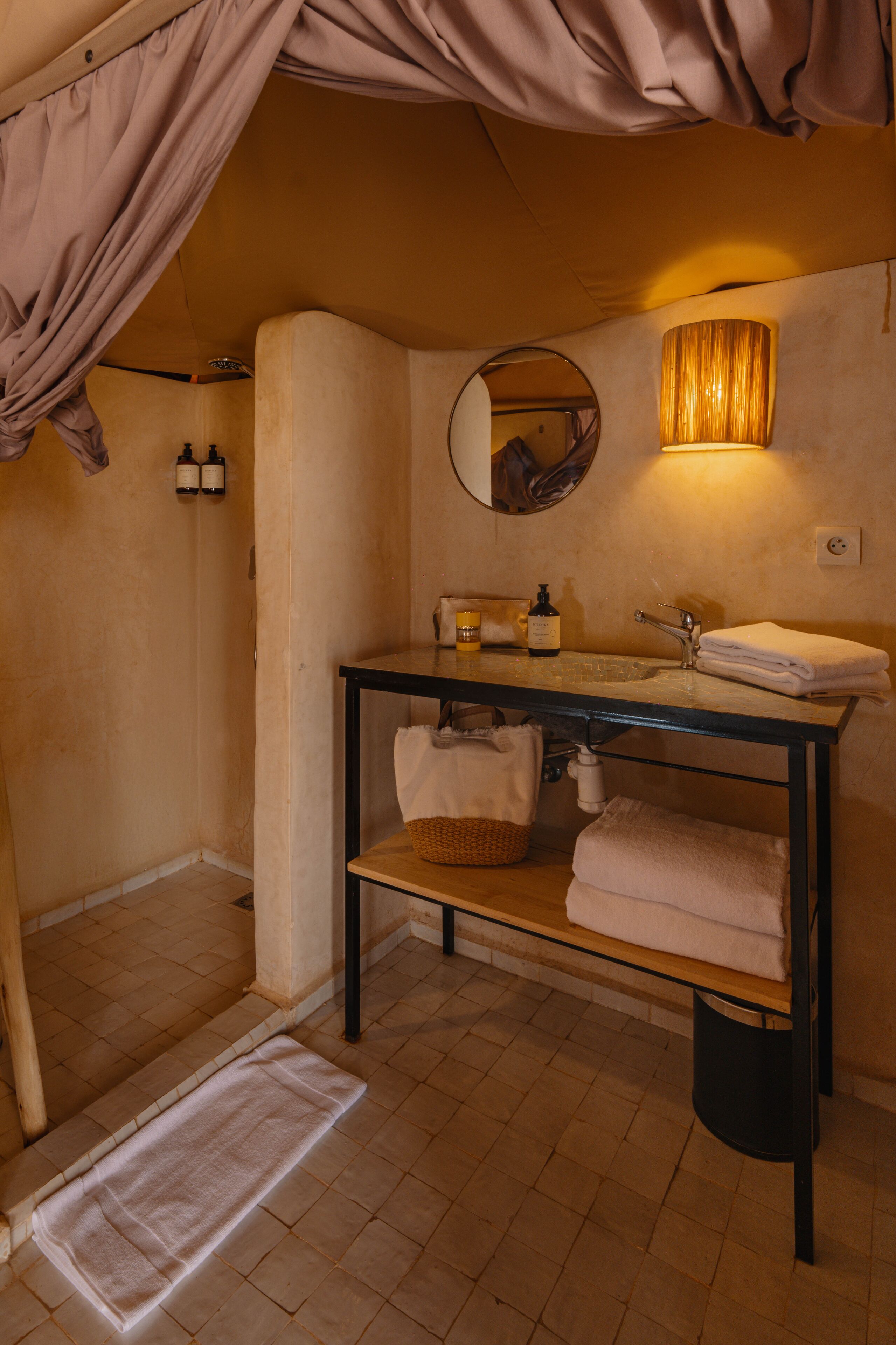 Een badkamer met een wastafel, spiegel en handdoekhouder.
