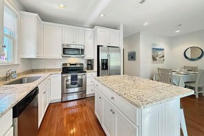 Mikrowelle, Herdplatte, Geschirrspüler