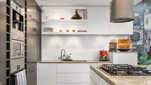 Refrigerador, microondas, horno y parrilla de estufa